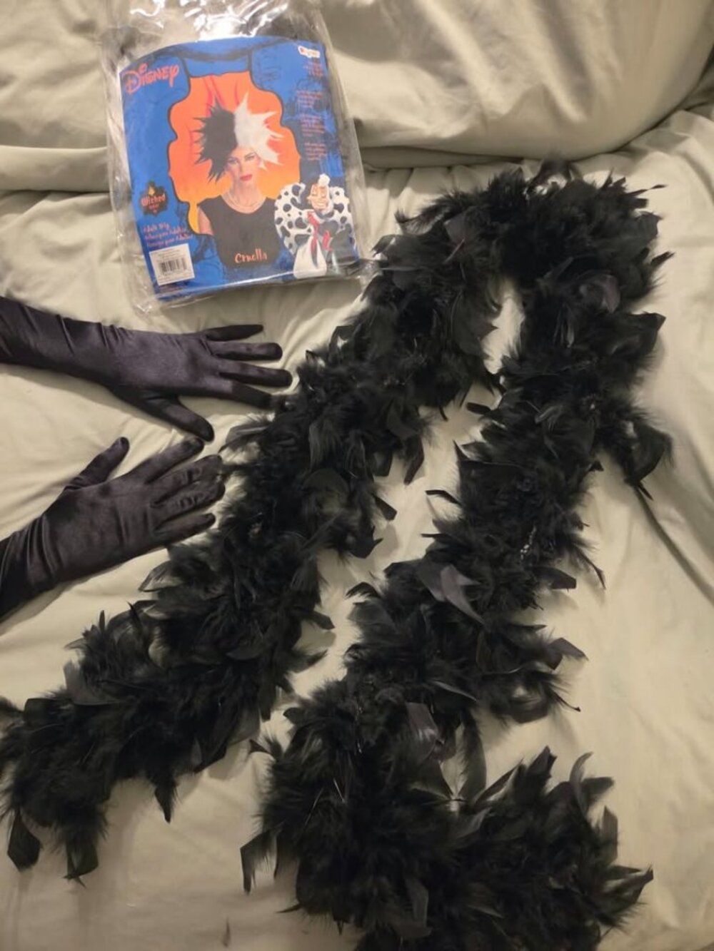 Disney Cruella de Vil adult costume wig, gloves and feather boa